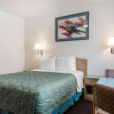 Rodeway Inn Бомонт Екстериор снимка