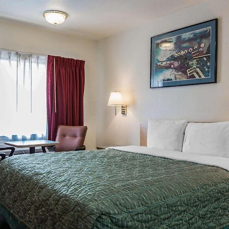 Rodeway Inn Бомонт Екстериор снимка