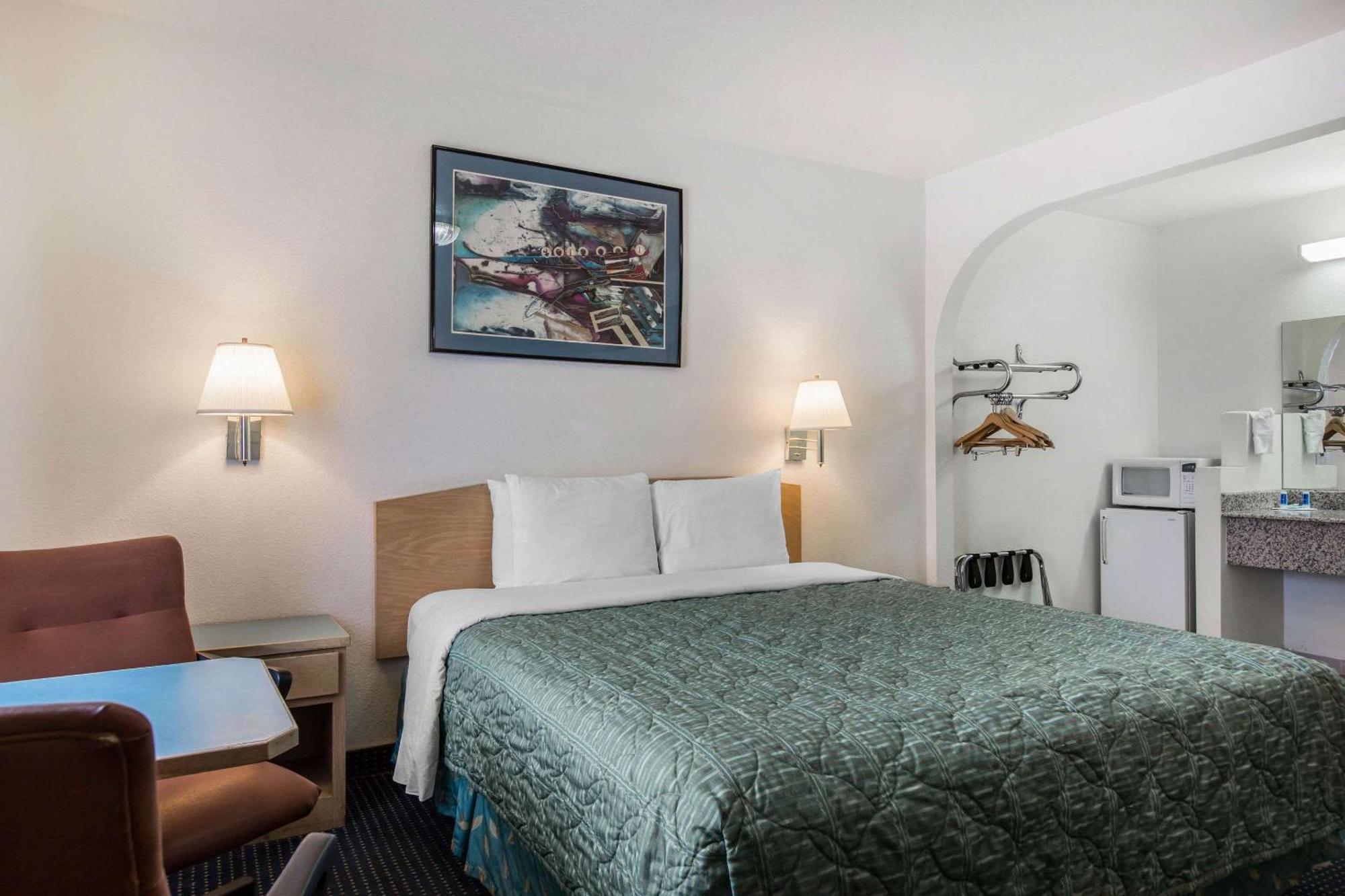 Rodeway Inn Бомонт Екстериор снимка