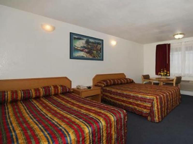 Rodeway Inn Бомонт Екстериор снимка